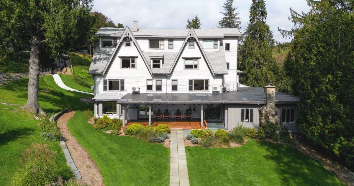 Callicoon Hills Pheasantry, a large white country house with lawns and woods in Sullivan County